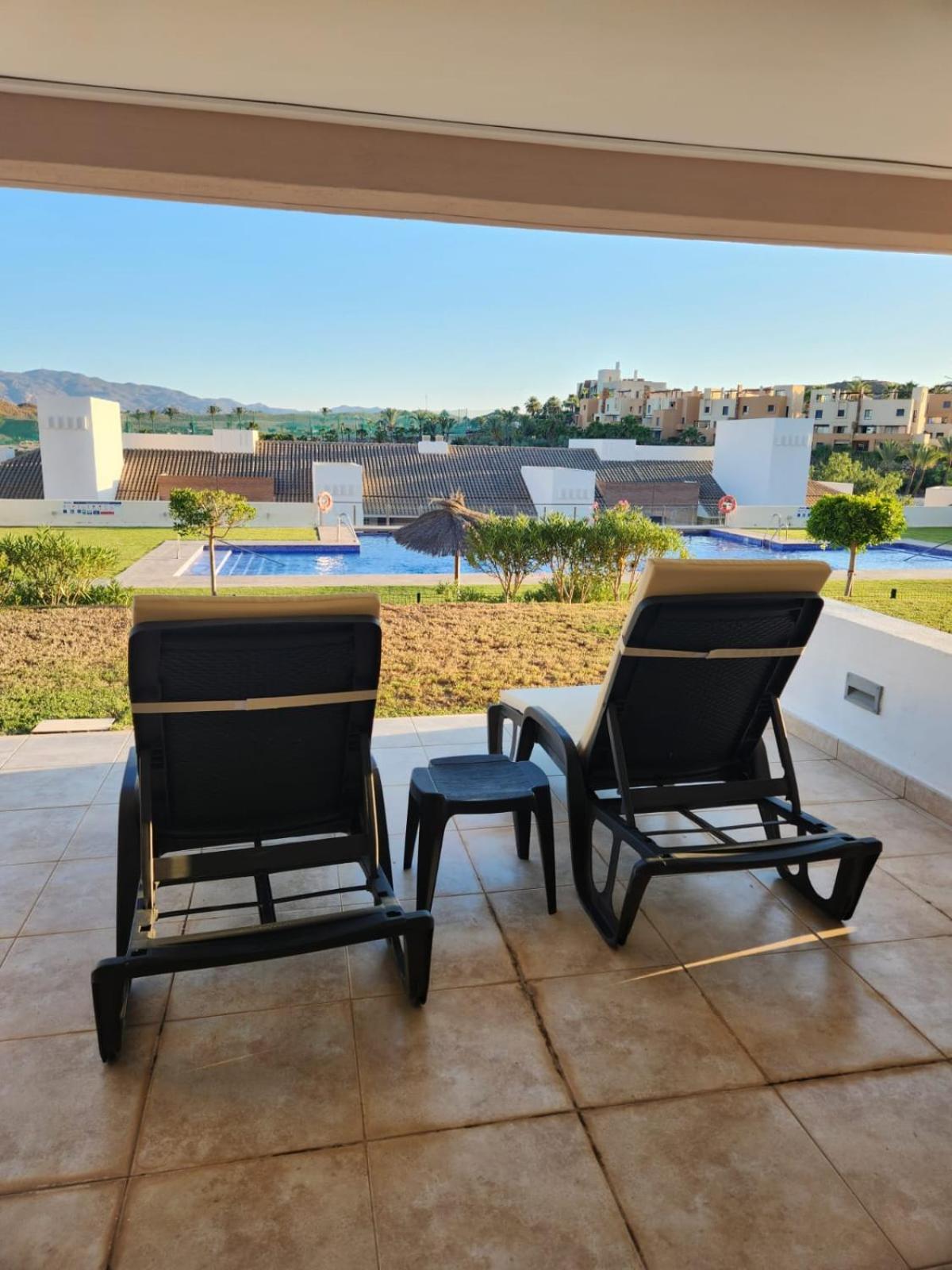 Bajo Con Vistas A La Piscina En Valle Del Este Golf Вера Екстериор снимка
